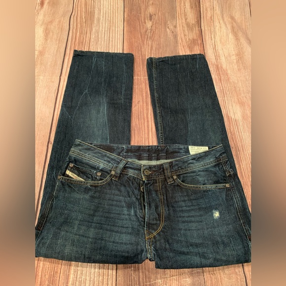 Diesel VIKER Regular Straight size 29
Inseam tailored to 27”
100% cotton - Picture 11 of 14